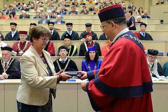 klausova_rektor_medaile_W.jpg