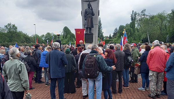 olsany_dav_u_pamatniku.jpg
