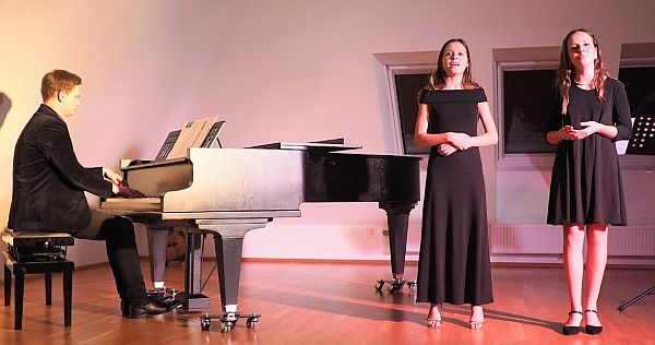 Sofie Ševčíková a Sára Krejčířová.jpg